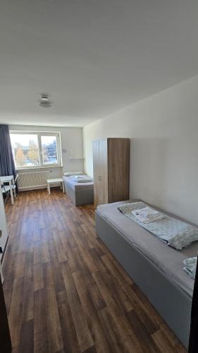 1590f1