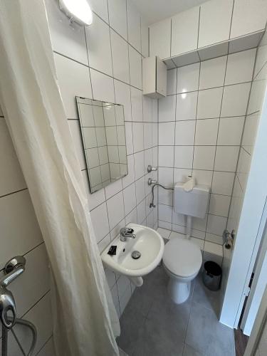 745img-20241016-wa0034